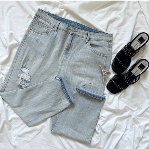 🧵Wild Fable Light Wash High-Rise Distressed Mom Jeans
